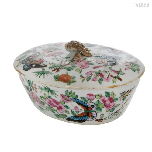 A CHINESE FAMILLE ROSE PORCELAIN BOX / CONTAINER