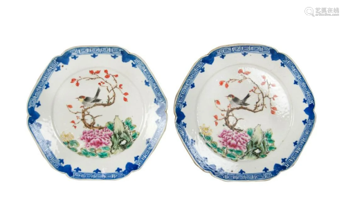 PAIR OF FAMILLE ROSE PLATES 