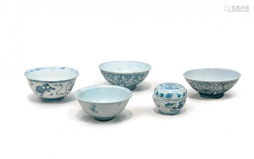 GROUP OF FIVE CHINESE BLUE AND WHITE PORCELAINS