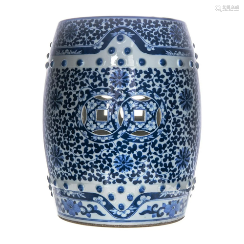 BLUE AND WHITE PORCELAIN GARDEN STOOL