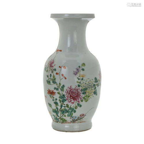 A CHINESE FAMILLE ROSE FLOWER PATTERN VASE