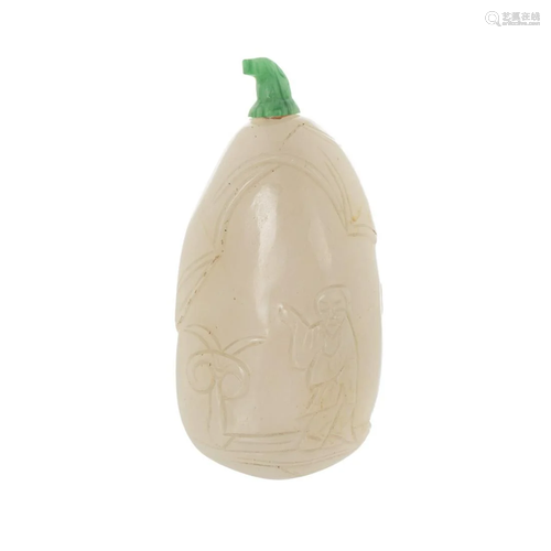 A WHITE JADE SNUFF BOTTLE