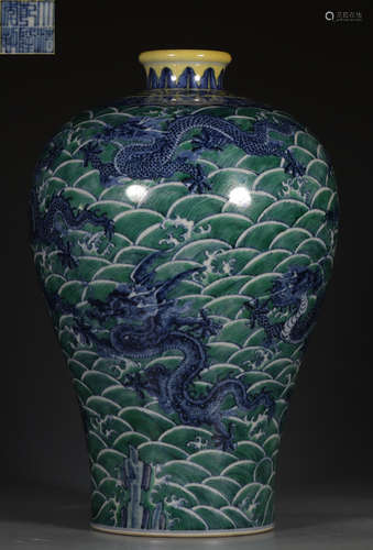 DAQINGQIANLONGNIANZHI MARK DOUCAI GLAZE VASE