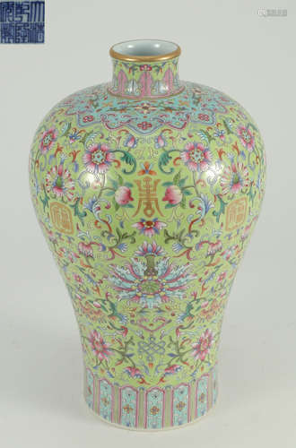 DAQINGQIANLONGNIANZHI MARK FAMILLE ROSE VASE