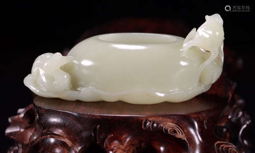 HETIAN JADE LOTUS SHAPE PENDANT