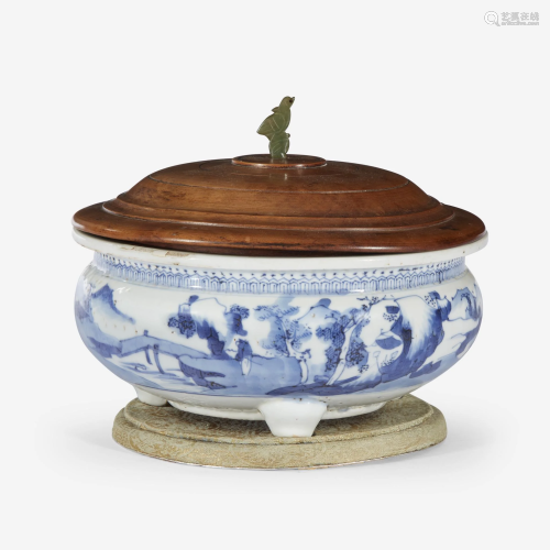 A Chinese blue and white porcelain tripod censer, Qing