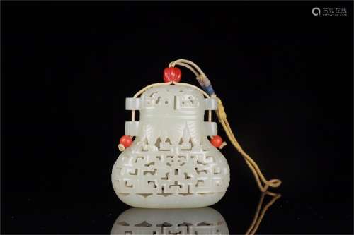 Hetian Jade Sachet with Dragon Pattern  ,Qing Dynasty