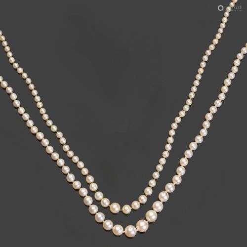 Deux colliers de perles en chute. L. 49 et 51 cm