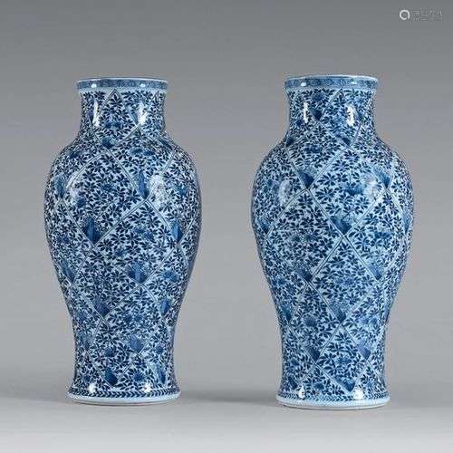 Paire de vases balustre en porcelaine de Chine orn…