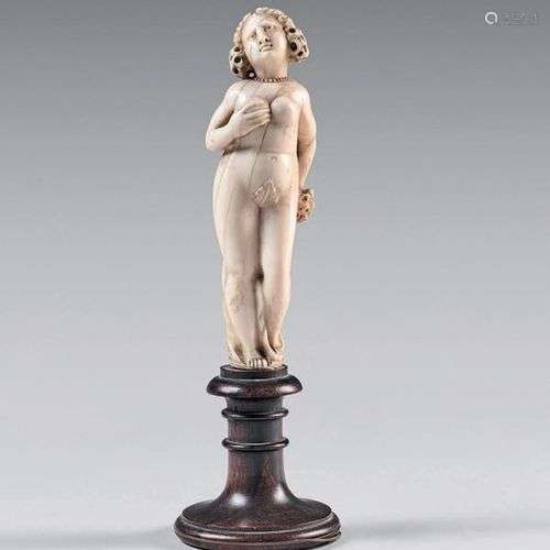 Statuette en ivoire sculpté d'une jeune femme dénu…