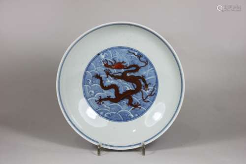 Schale, China, Porzellan, blau unter Glasur, mit roten Drachen bemalt, blauer Stempel unterseitig.