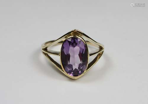 Damenring, 333er Gold, 3,1 g., mit Amethyst, aufgearbeitet. Sehr guter Zustand.Damenring, 3