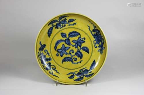 Schale, China, Familie Jaune, Porzellan, Gelb und Blau unter Glasur, blauer Vier-Siegel-Stempel unt