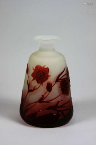 Kleine Galle-Vase, farbloses Glas, mattierter Grund, rot überfangen, an Wandung Reliefsignatur Gal