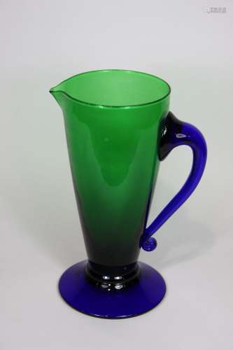 Glaskaraffe, Jugendstil, gefärbtes Glas, grüner Korpus, blauer Sockel und Griff. H.: 23,5 cm, Dm.