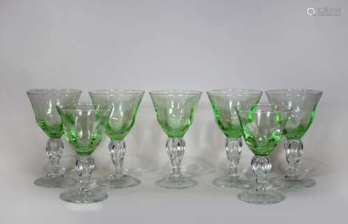 Glaskelche 7 Stk., Jugendstil, farbloses Kristalglas, grün überfangen, fünf große Kelche, zwei