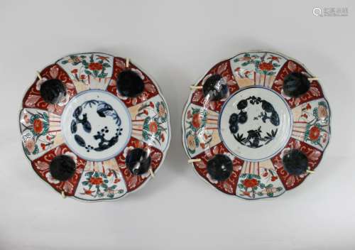 Paar Imari Teller, Japan, Porzellan, polychrom Bemalt, ein Teller mit blauen Stempel unterseitig. D