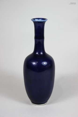 Vase, China, 19. Jh., Blau unter Glasur, H.: 17 cm. Keine chips, Cracks oder Risse.Vase, Ch