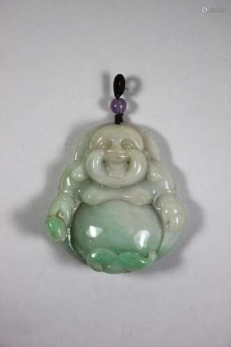 Jade Amulett, China, hellgrün, Buddha. Maße: 6 x 5 cm.Jade Amulett, China, hellgrün, Bud