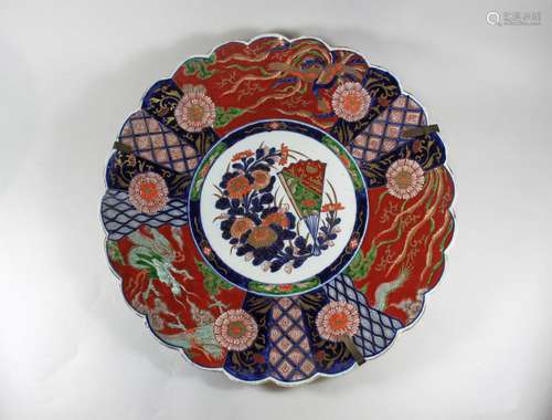 Imari Teller, Japan, wohl 2. H. 19. Jh., Porzellan, polychrom bemalt unter Glasur, Gold bemalt übe