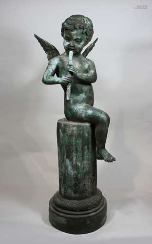 Joseph Daste (französisch, 1881-1945), Bronzefigur, Putto mit Flöte auf einer Säule sitzend, Mon