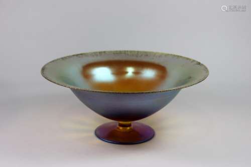 Jugendstil Schale, irisierendes Glas. Dm.: 20,5 cm, H.: 8,5 cm. Altersbedingterzustand, Chip am Ran