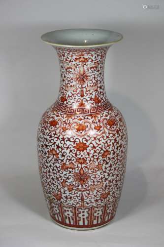 Vase, China, Familie Rose, Porzellan, rot bemalt über Glasur, Ranken und Blumendekor, türkiser Bo