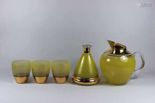 Konvolut aus Kanne, Vase und drei Gläsern, Glas, gelb bemalt mit gold. Guter Zustand.Konvo