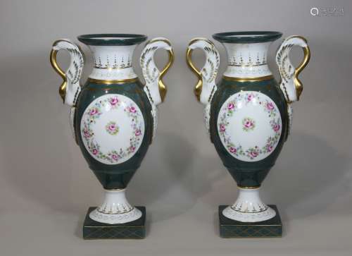 Vasenpaar, Limoges, Frankreich, Porzellan, polychrom bemalt unter Glasur, Gold bemalt, Blumenapplik