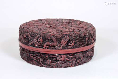 Lackdose, China, Lackreliefschnitzerei, rund, Drachenmotiv, innen schwarz lackiert, Inschriften im