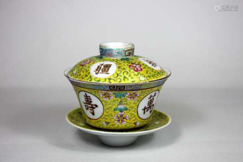 Tasse mit Deckel und Untertasse, China, Familie Jaune, Goldrand, Porzellan, Lotosblüte und Langleb