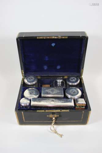 Reise Necessaire Dressing Case, Frankreich, 19. Jh., Holz mit Messingeinlagen und Schloß, innen mi