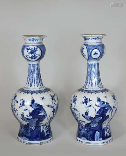 Paar Vasen, Delft, Delfter Blau unter Glasur, Dekor mit Blumen und Vögeln, am Hals Ornamentiert. H