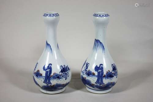 Zwei Vasen, China, Porzellan, bauchige Vase mit schmalen Hals, unterglasur Dekor, Bodenmarke, H: 22