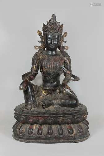 Sitzende Guanyin, bronze Figur mit Resten farbiger Patina und Vergoldung, rückseitig markiert, H.: