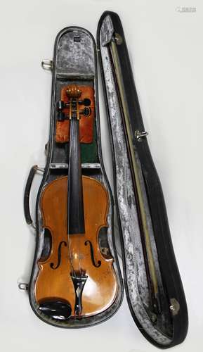 Concert Violine / Geige (L. ca. 61 cm), auf Kleberetikett: Antonius Stradivarius Cremonensis Fachie