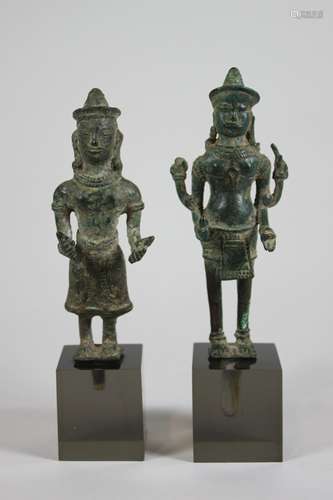 Zwei Antike Khmer Stil stehende Gottheit, Cambodia, Bronze mit grüne Patina, H.: 11 cm, 11,5 cm.b