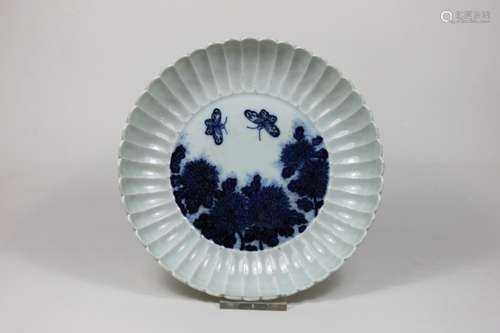 Teller, China, Qing Dynastie, Kangxi Periode (1890-1910), Porzellan, blau unter Glasur, gerippt, Bl