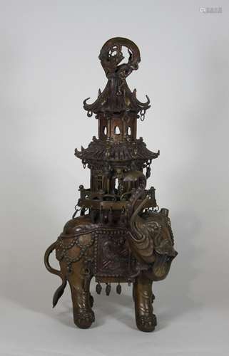 Räuchergefäß, Elefant mit Pagode, China, 19. Jh., Bronze braun patiniert, H.: 42 cm.Räu