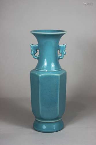 Vase, China, Porzellan, hellblau glasiert, sechseckiger Vasenkorpus mit zwei kleinen Henkeln. H.: 2