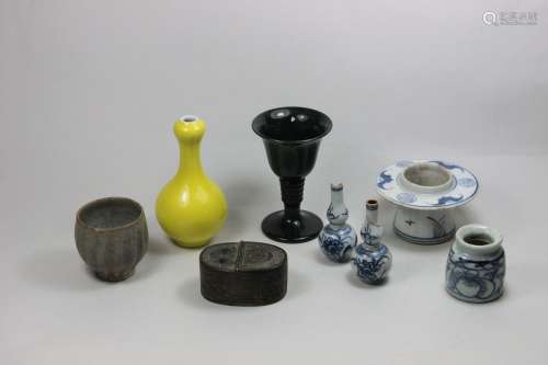 Konvolut 8 Tl., China. Kleine Vase, Porzellan, Gelb glasiert, Qing-Dynastie, Yongzheng Marke am Bod