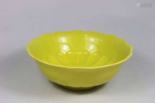 Schale, China, Familie Jaune, Tao Cun Marke, 19 Jh., gelb Glasiert. DM.: 17,5 cm. Guter Zustand, ke