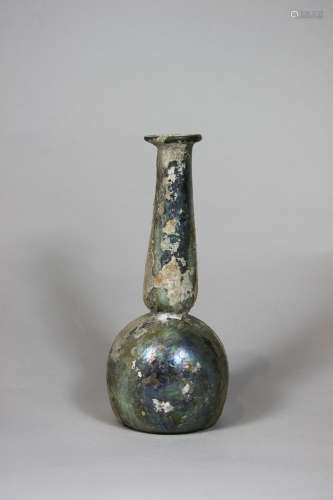 Römische Unguentarium, Antikes grünliches Glasfläschchen, H. 16 cm, irisierende Patina, guter Zu