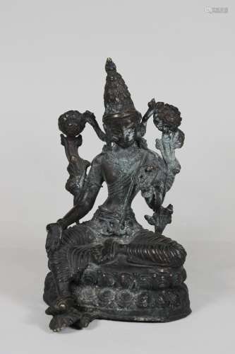 Grüne Tara, Schutzgöttin, Bronze, Nepal, umgeben von Lotusknospen, auf ovalen Sockel sitzend. H.: