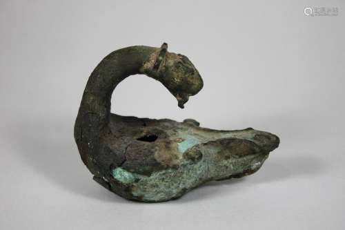Römische Öllampe, Bronze, Löwenkopf geformter Griff, Maße: 8 x 10 x 6 cm.Römische Öll