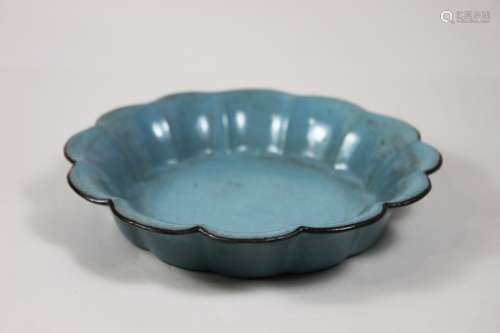 Craquelee-Glasur Schale, Blumenförmig, blau-grün. D.: 18,5 cm, H.: 3,5 cm. leichte Gebrauchspuren
