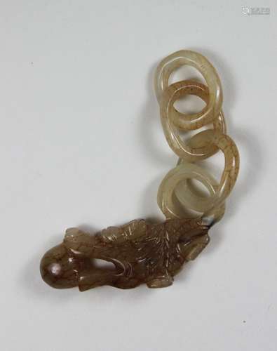 Anhänger, Jade, in stilisierter Drachenform, drei weitere Jade-Ringe anhängend. L: ca. 9,5 cm. Al