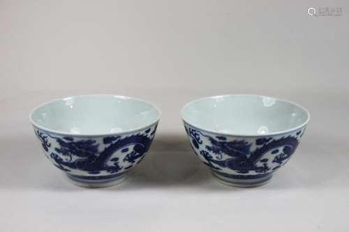 Paar Schalen, China, Yung Cheng-Dynastie (1723-1735), Porzellan, blau unter Glasur, Drachendekor an