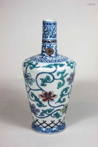 Vase, China, Yung Cheng-Dynastie (1723-1735), 1930, Porzellan, polychrom bemalt über Glasur, mit B