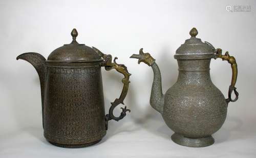Paar Wasserkannen, Iran, Bronze, vollständig Ornamentiert, eine Kanne bemalt, geschwungene Griffe